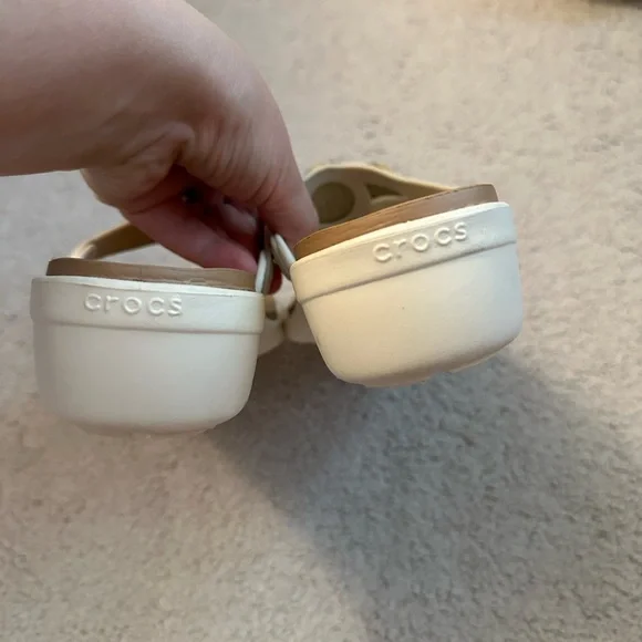 Crocs Women's White and Gold Sandals- Size 7- Like New - Picture 5 of 8